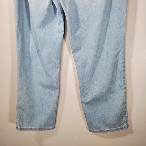 Chico's Platinum Crop Straight Leg Jeans Light Wash Blue Size .5 / Small - Picture 7 of 13